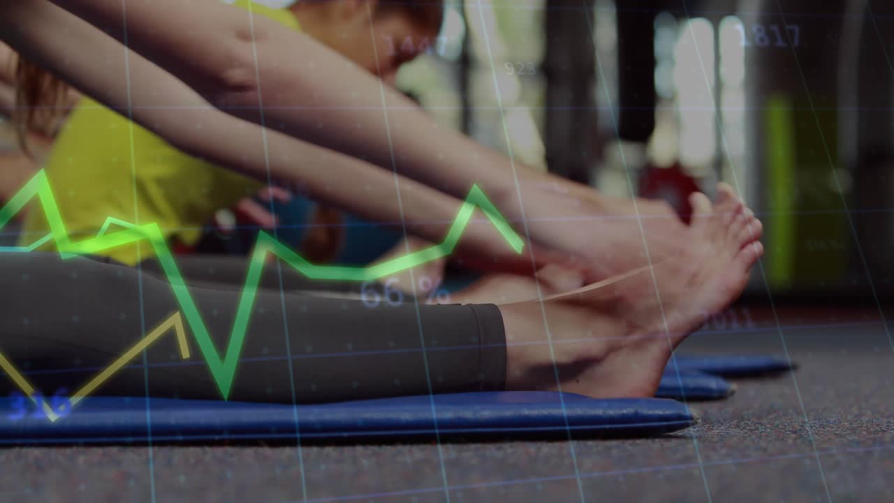 Tre donne che iniziano un allungamento in avanti su tappetini blu con grafici animati che tracciano metriche di fitness.