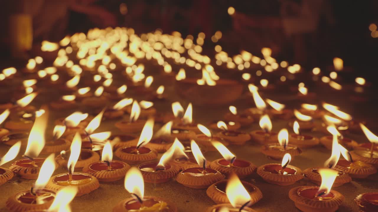 Lume di candela in una cerimonia religiosa con profondità di campo ridotta