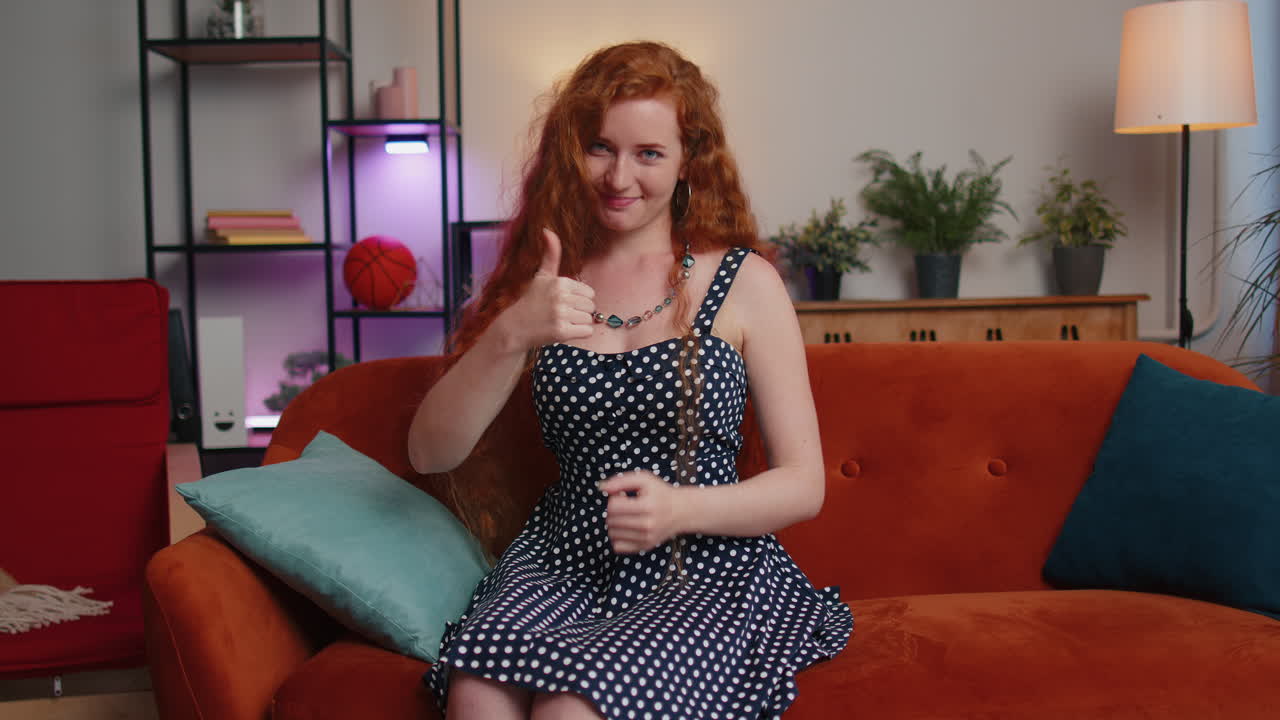 엄지손가락을 올리고 승인을 위해 고개를 끄덕이는 여성, 성공적인 좋은 일, 집에서 만족스러운 결과