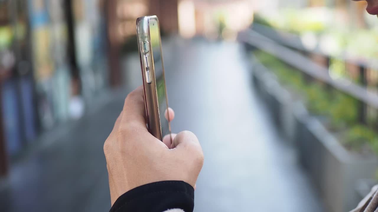 야외에서 스마트폰을 사용하는 사람