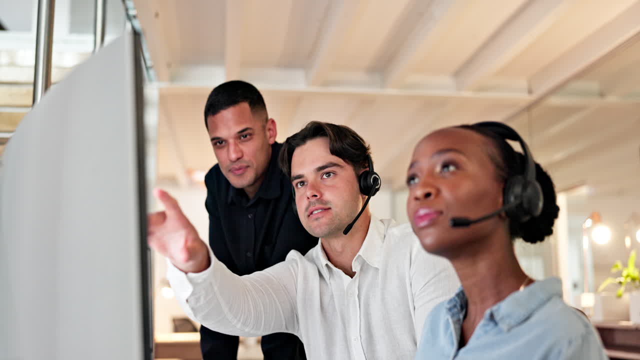empresario, entrenador y centro de llamadas en el trabajo en equipo