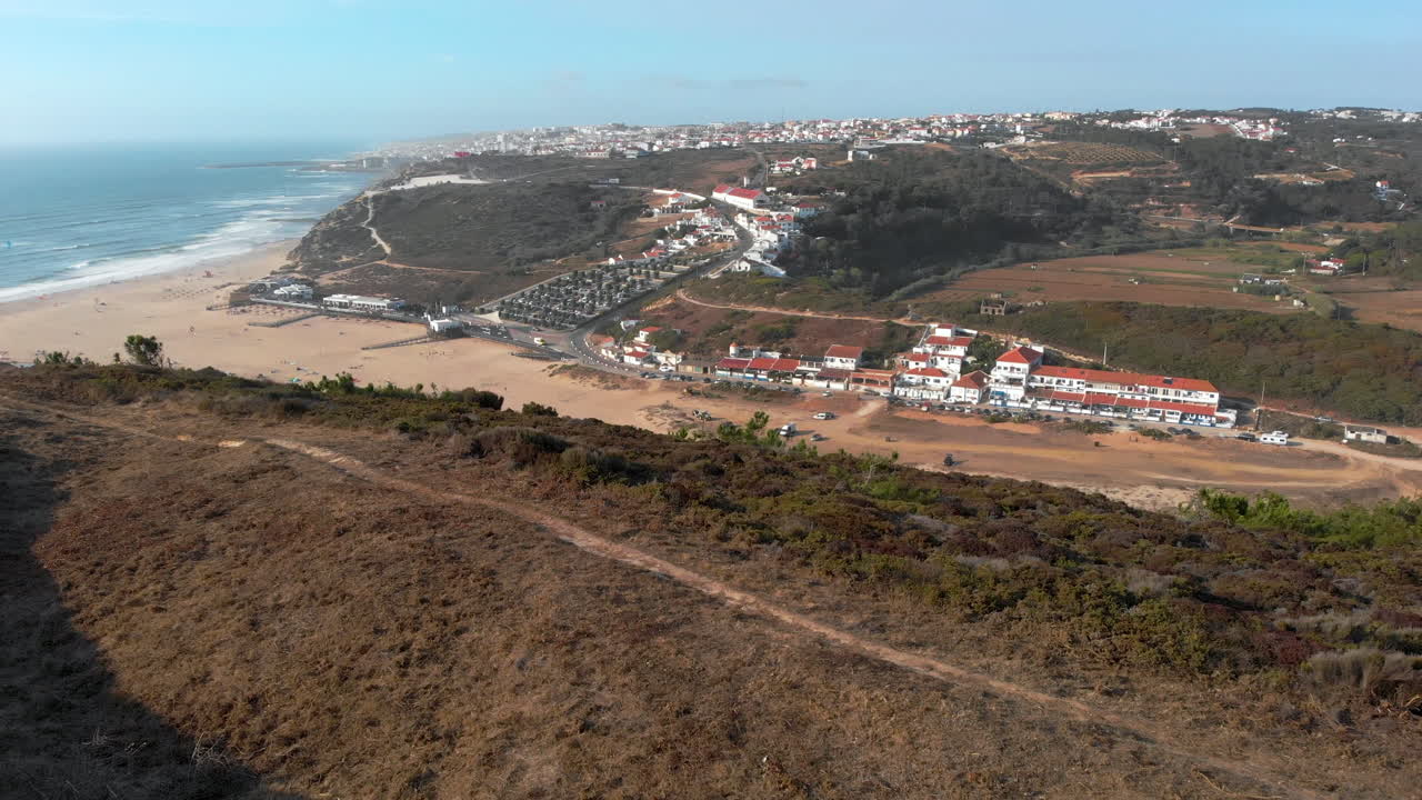 impresionante vista aérea de la playa y el río lizandro.