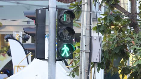 traffic light cycles from stop to walk signal