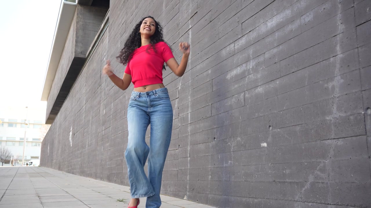 Una donna elegante posa all'aperto con un outfit colorato che incanta con il suo fascino.