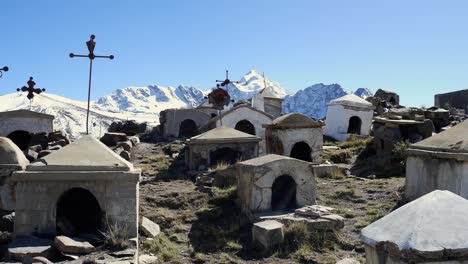 pan a través de cementerio de milluni tumbas en las montañas de bolivia