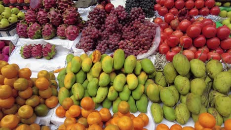 vendiendo frutas en el mercado local de dhaka