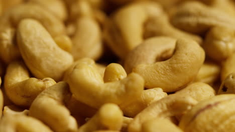 fotografía de cerca de nueces de caju girando en una mesa giratoria tomada en cámara lenta