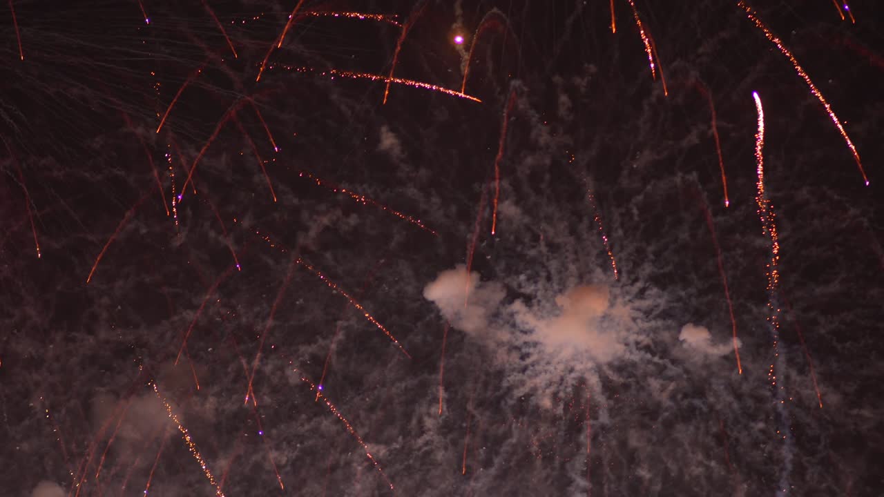 increíbles fuegos artificiales en la calle 6