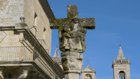 Cruceiro-of-the-Monastery-of-Santo-Estevo-de-Ribas-de-Sil,-Nogueira-de-Ramuin,-Ourense,-Galicia,-Spain-ribeira-sacra