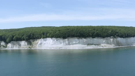 Toma-Aérea-De-Drones-De-Los-Acantilados-De-Tiza-En-Ruegen-Rügen-En-Alemania-En-Una-Hermosa-Luz-Con-Agua-De-Mar-Verde-Y-Azul,-Europa