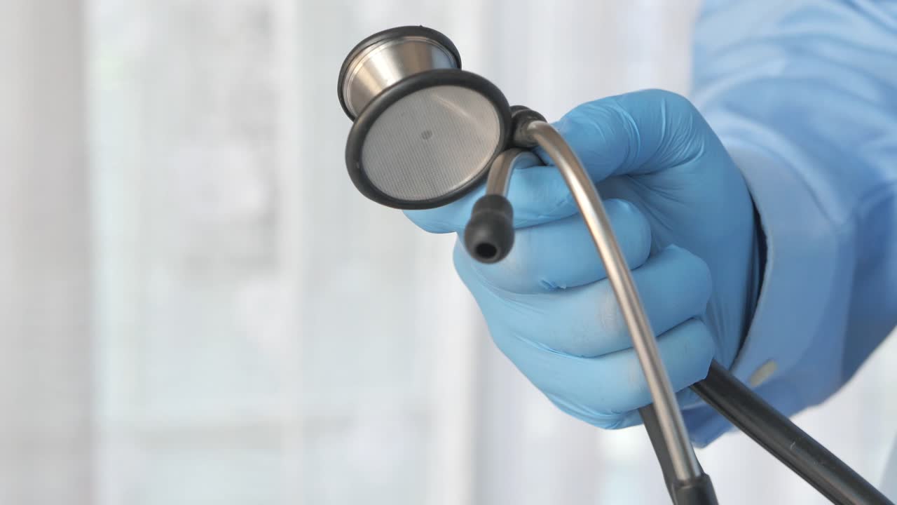 врач с стетоскопом