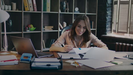 mujer de negocios conmocionada ve nuevos gráficos en los documentos