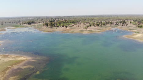 Toma-Aérea-Del-Hermoso-Lago-De-Agua-Azul-En-La-Presa-De-Lakshanpur-En-Chatra,-Jharkhand,-India