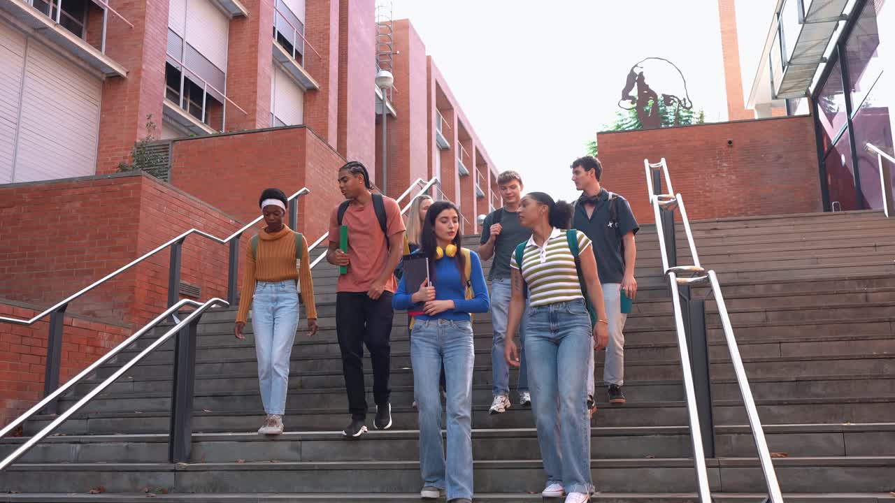 Grupo Diverso de Estudantes Descendo Escadas no Campus Universitário
