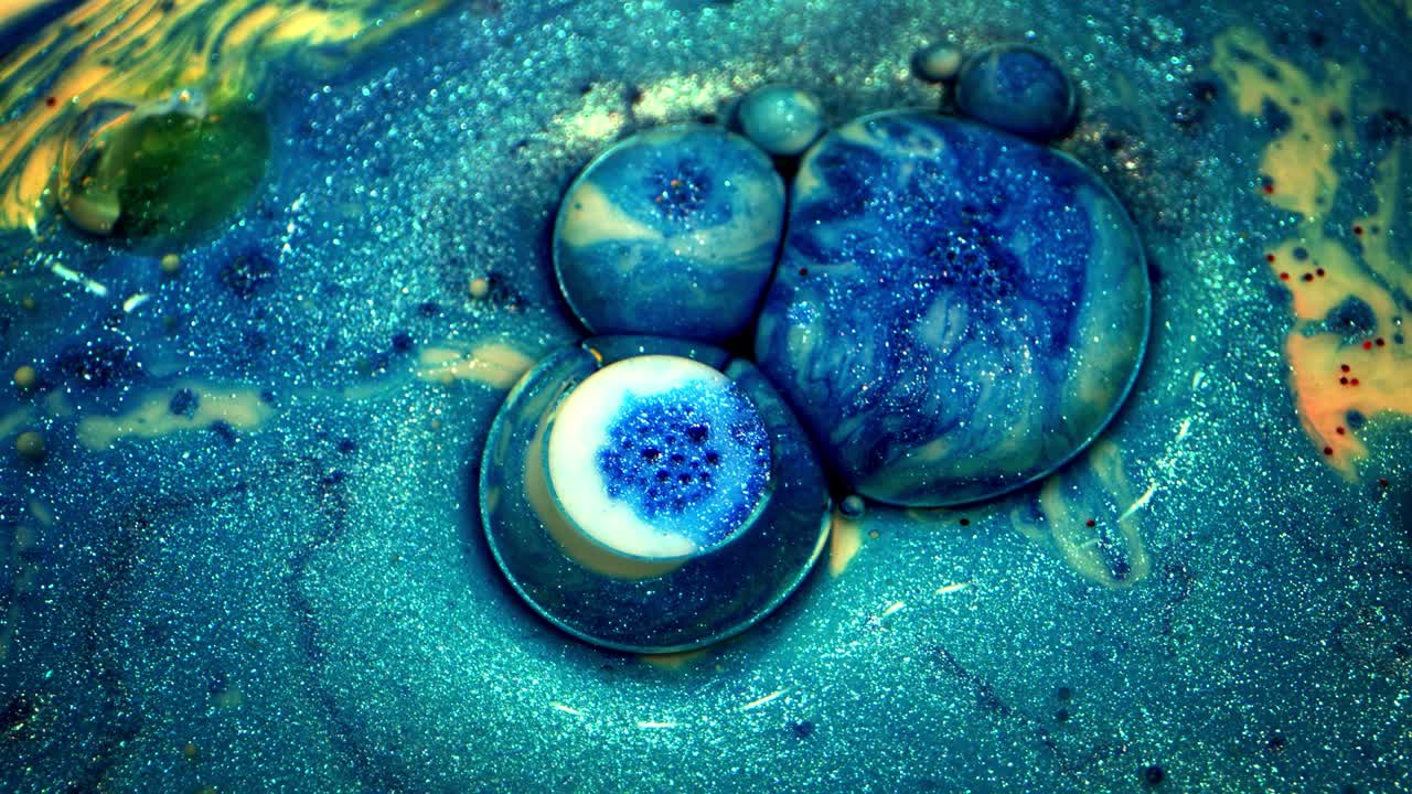 burbujas abstractas de colores con tinta en agua de aceite