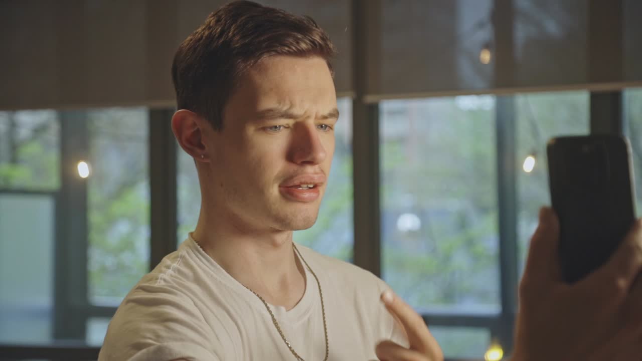 한 남자가 휴대전화로 누군가와 진지하게 이야기하는 초상화