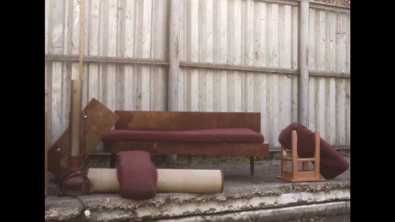 나무 울타리 에 의해 버려진 가구 조각