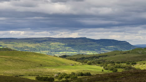 lapso de tiempo del sendero del paseo marítimo de cuilcagh conocido como escalera al paseo del cielo en el condado de fermanagh en irlanda del norte durante el día con paisaje escénico