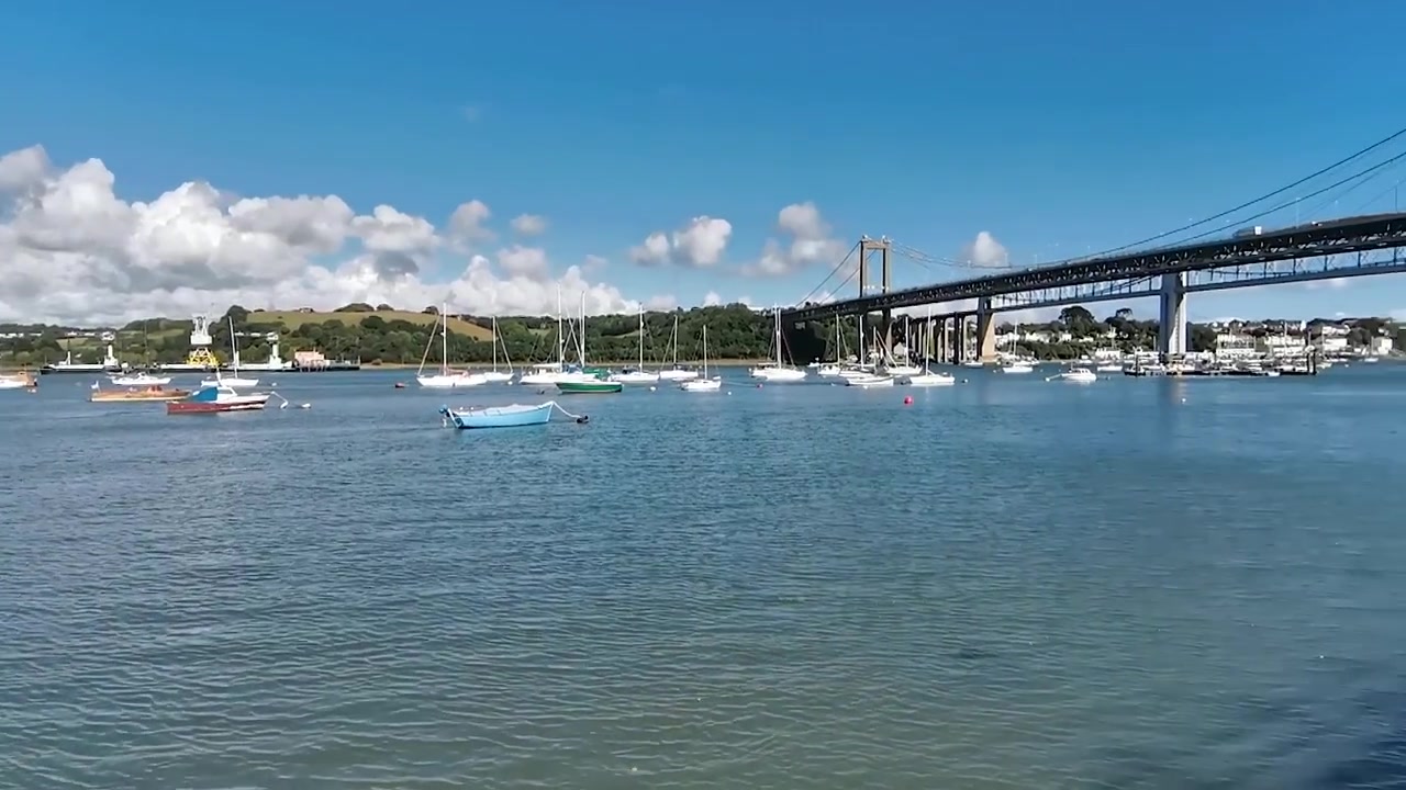 Floden Tamar med en naturskøn udsigt over den berømte Tamar og Royal Albert Bridge på en sommerdag i England.