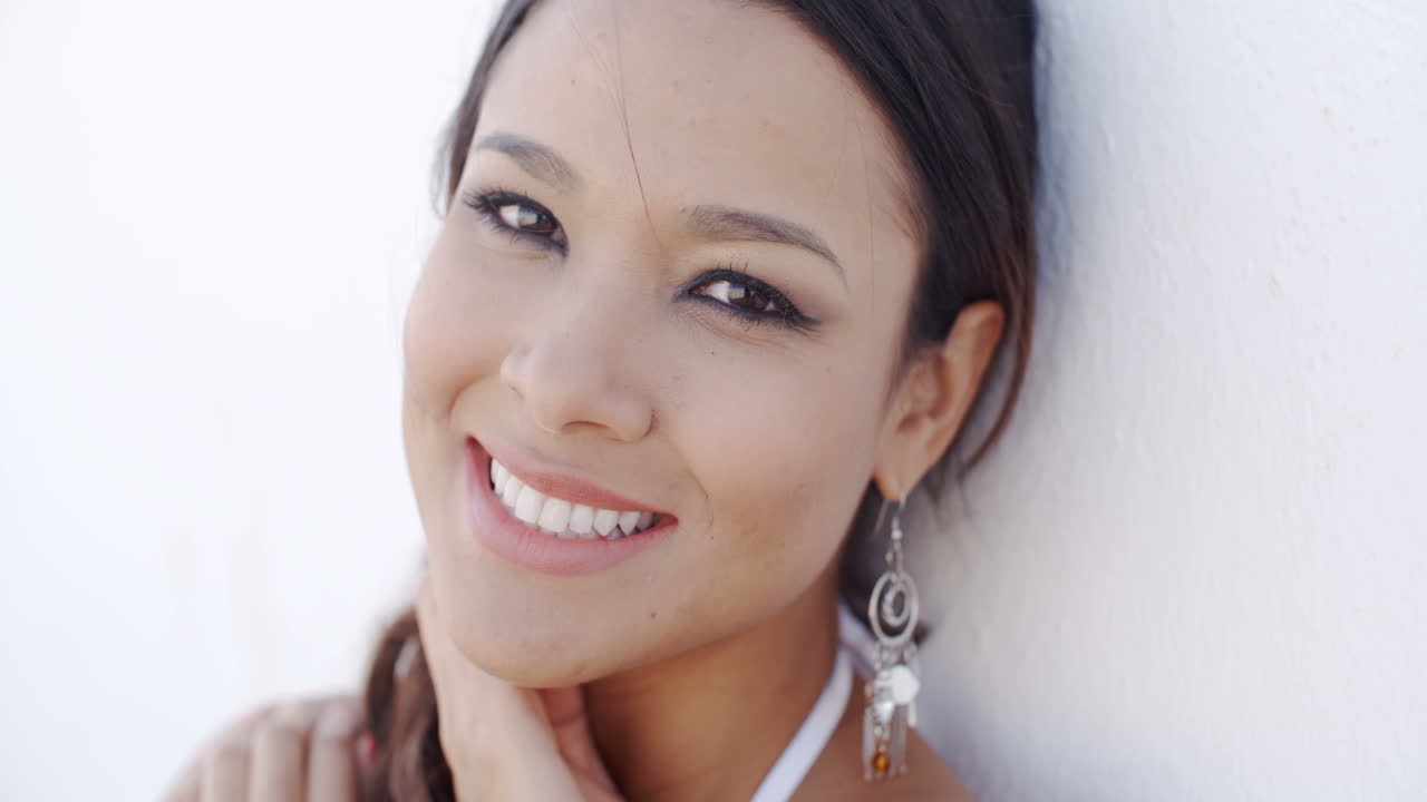 mujer joven elegante sonriente