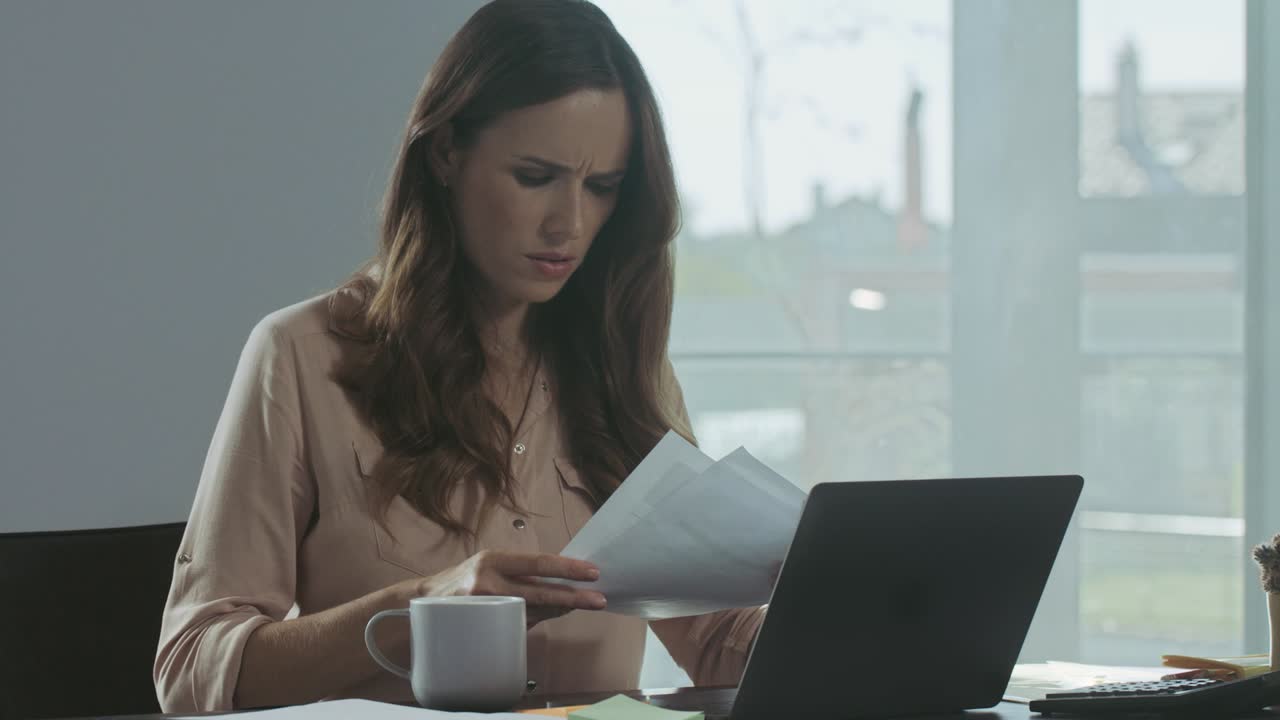 mujer de negocios trabajando con papeles. trabajador profesional buscando problemas.