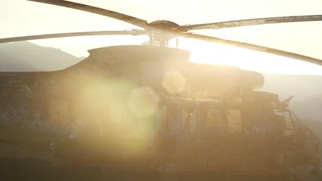 viejo helicóptero militar oxidado