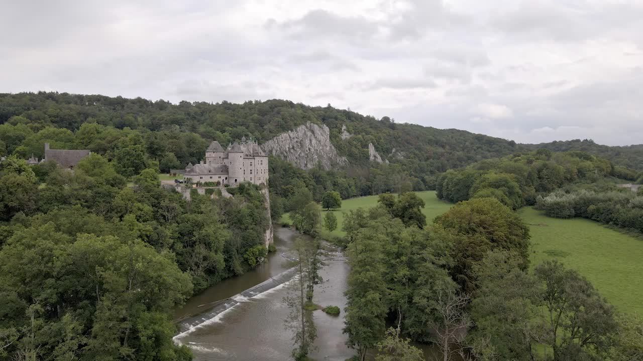 Ripresa aerea del Castello di Walzin in Belgio, catturata dall'alto e circondata dal paesaggio naturale
