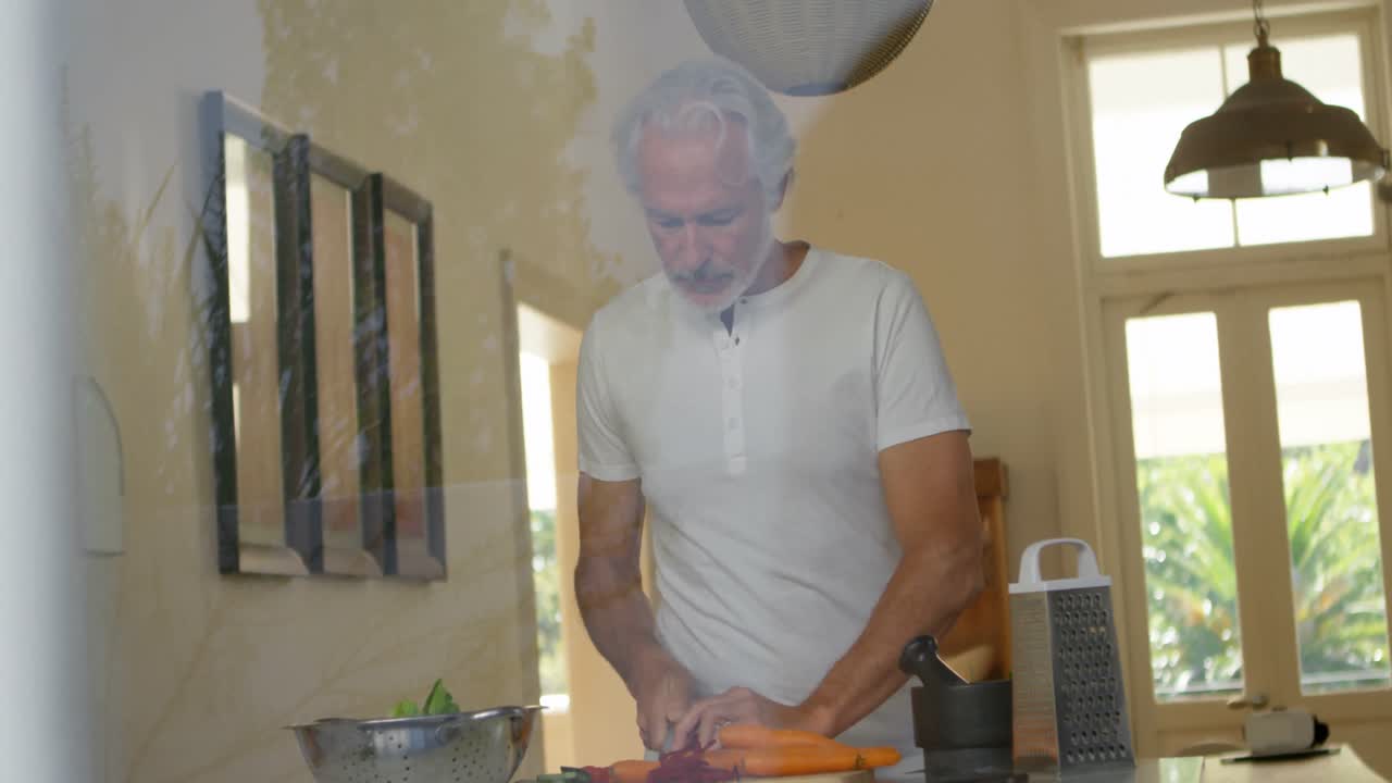 hombre mayor cortando verduras en la cocina 4k