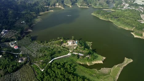 Vista-Aérea-Del-Embalse-De-Liyutuan-Con-Lago-Natural-Y-Hermoso-Edificio-En-La-Ciudad-De-Taizhong-Del-Norte,-Taiwán