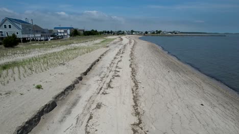 Niedriger-Bayside-Beach,-Schneller-Drohnenüberflug,-Niedrig-Bis-Hoch,-Bowers-Beach,-Delaware,-Sonniger-Sommer