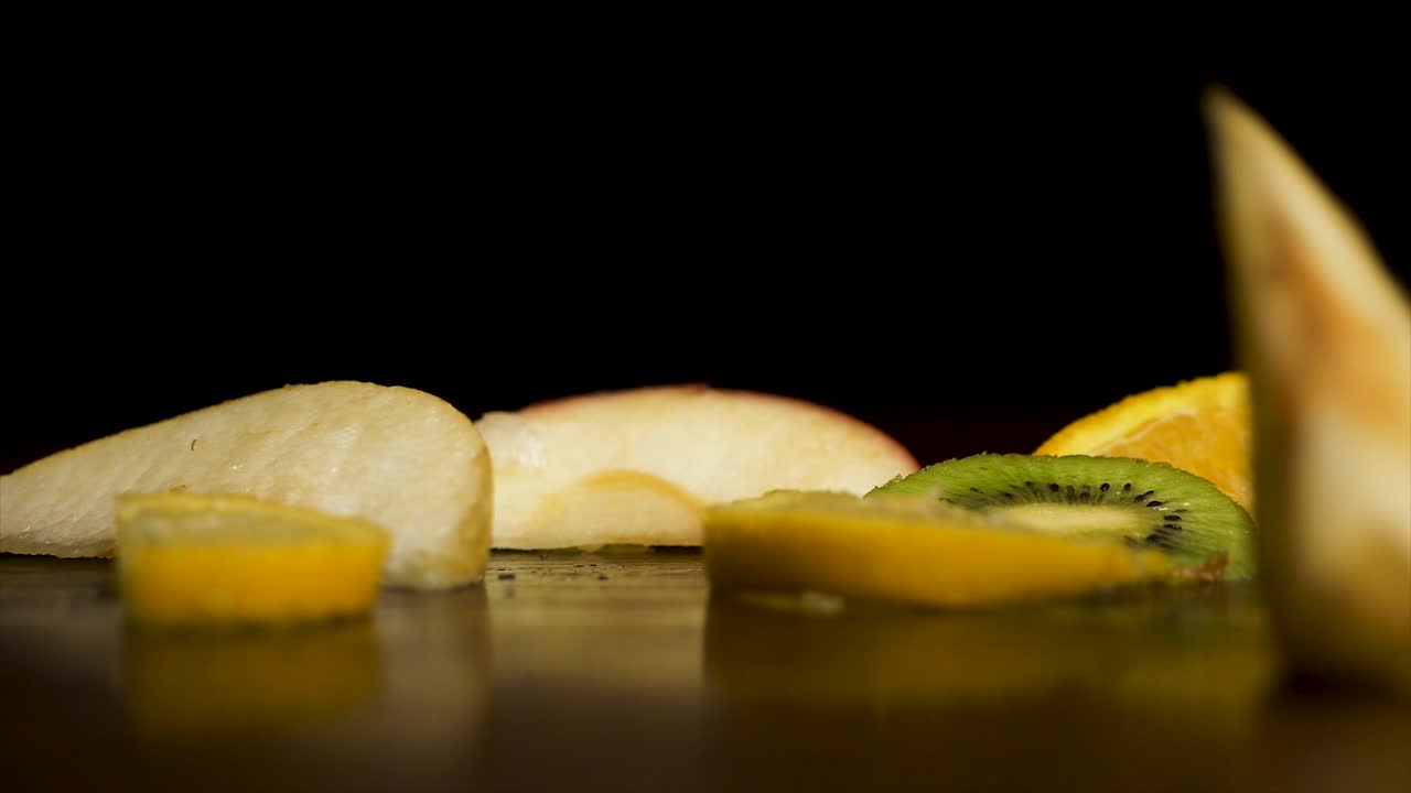 다양한 조각 된 과일