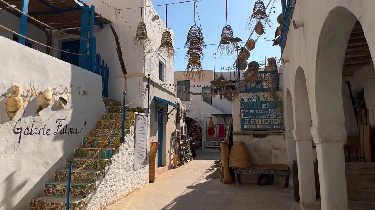 Popolare mercato tradizionale di Houmt Souk a Djerba in Tunisia. Zoom indietro.