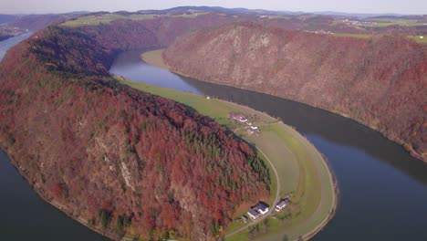 el bucle del danubio y el bucle de schlogen un enorme meandro en el famoso río