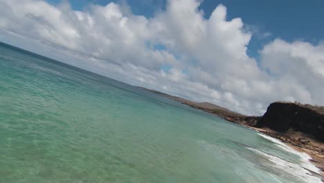 vista de drones fpv de playa y costa de algunas personas no reconocidas duchándose
