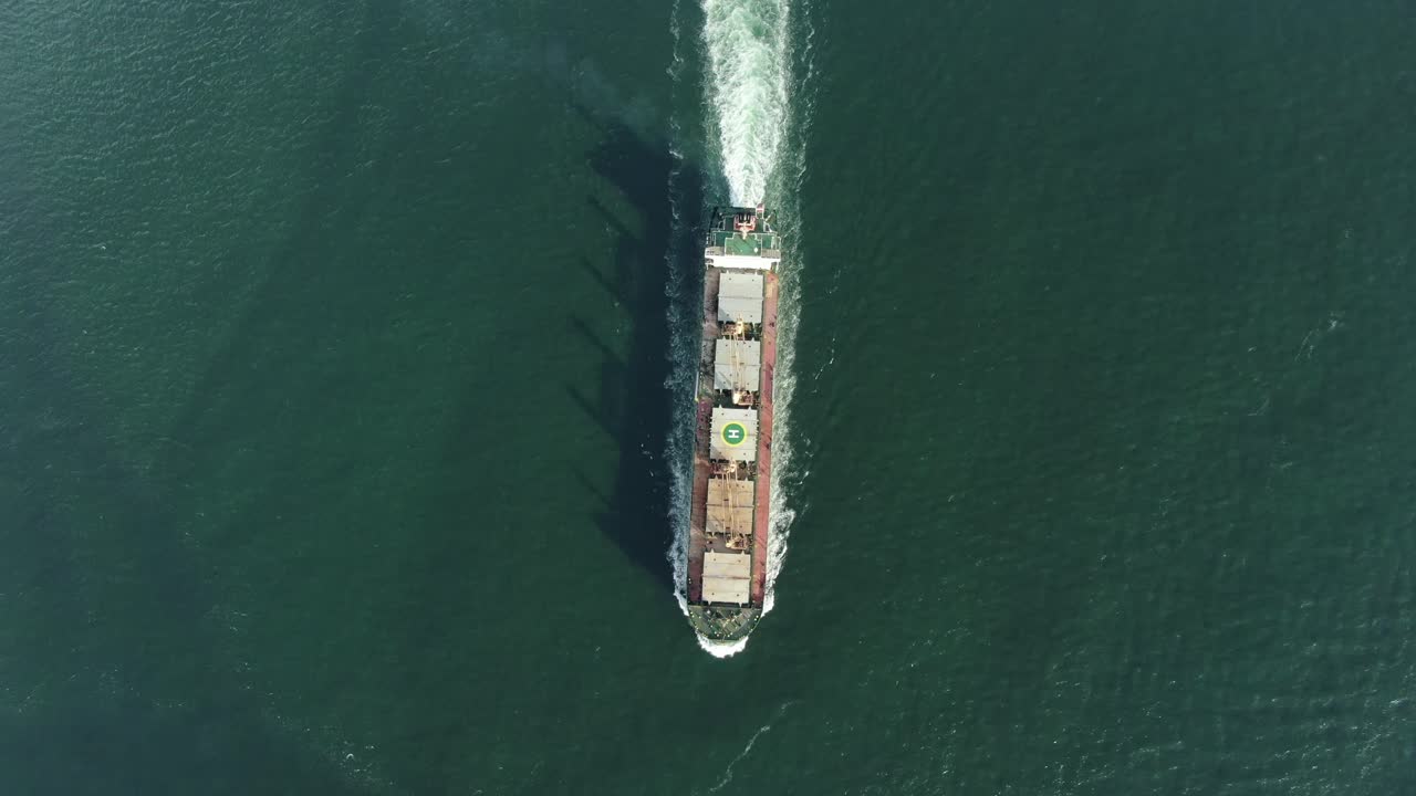 imágenes aéreas de arriba hacia abajo de un buque de carga que navega en la bahía de hong kong