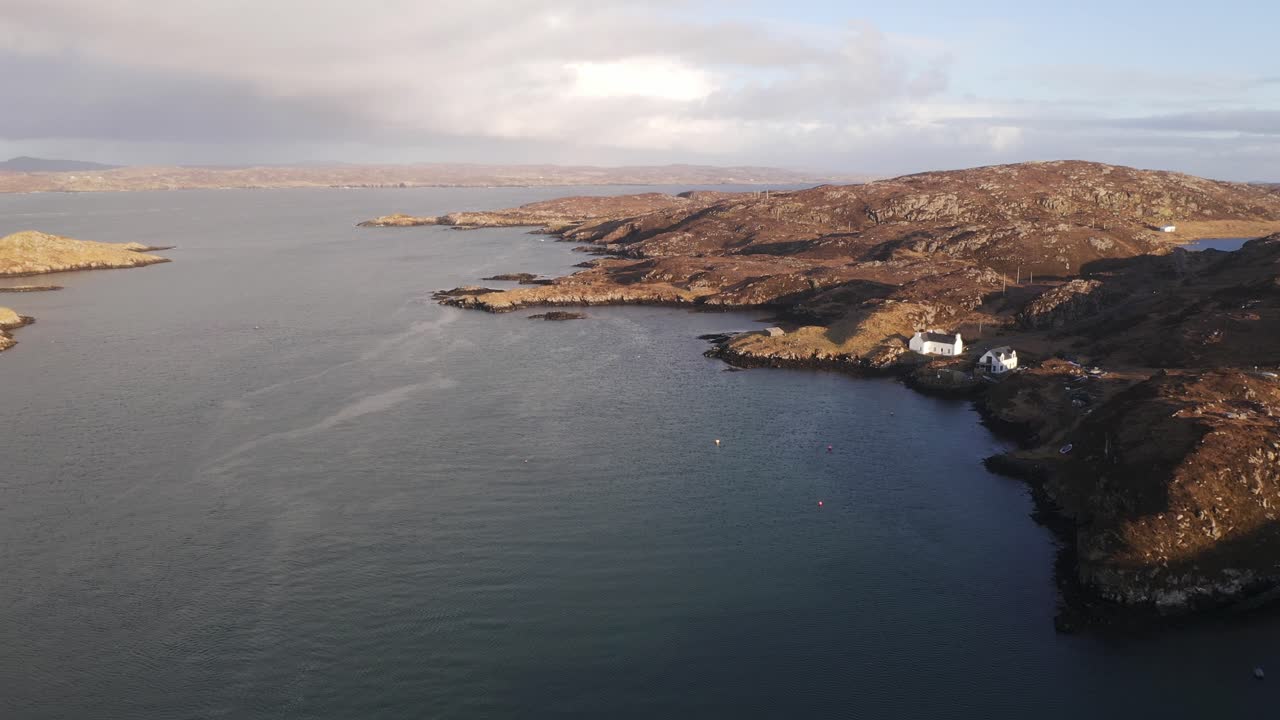 toma de drones del promontorio y una casa aislada cerca de la playa de bosta, gran bernera en las hébridas exteriores de escocia