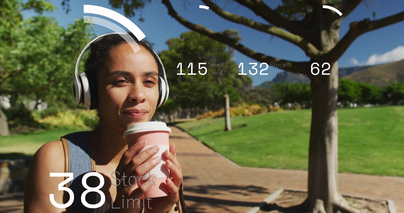 Animação de números e círculos de carregamento, mulher ouvindo música e bebendo café.
