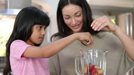 Madre-E-Hija-Cocinando-Fruta-En-La-Cocina