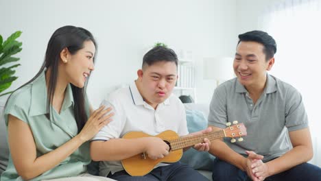 la familia disfruta de la música juntos