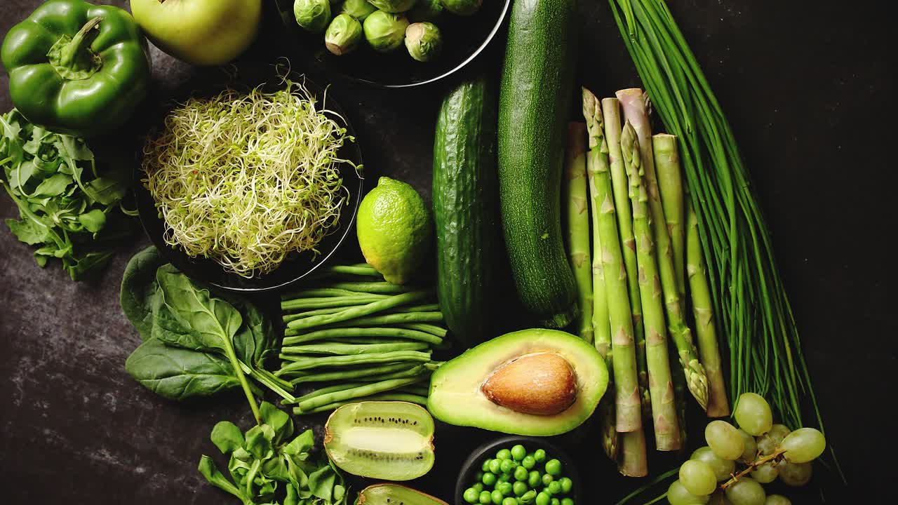 composición de alimentos saludables verdes con batido de manzana con brócoli y aguacate