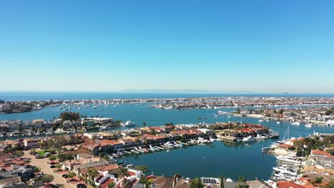 aérea sobre balboa, newport beach, ca mirando hacia el océano pacífico y la isla catalina en 4k
