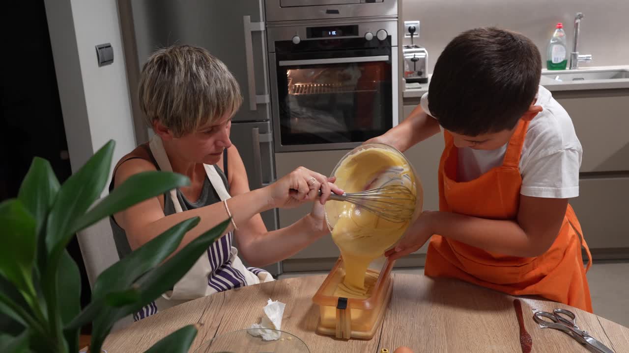 Mor og sønn baker sammen