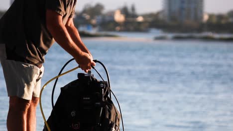 persona instalando equipo de buceo