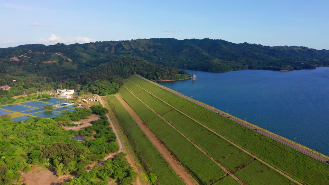 Campi verdi e montagne lussureggianti che circondano la Diga di Hatillo nella Repubblica Dominicana - ripresa aerea con drone.