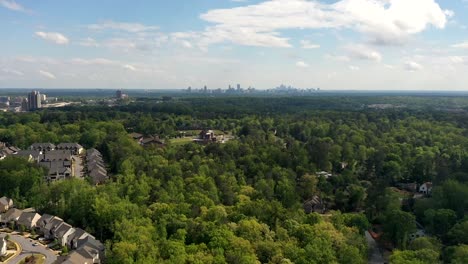 drone timelapse sobre sandy springs con el centro de atlanta en el fondo