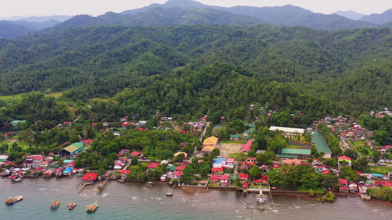 vista aérea de la pequeña comunidad en san bernardo, sur de leyte, filipinas
