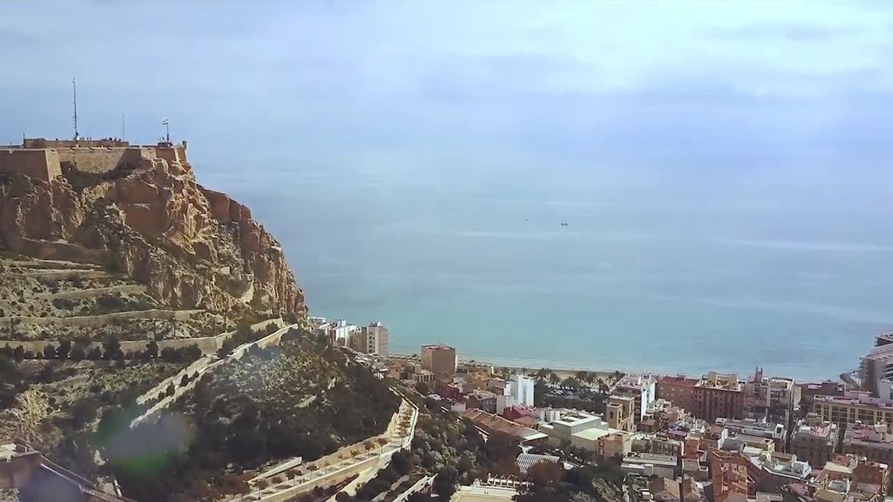 요새 전망대 를 가진 해안 도시