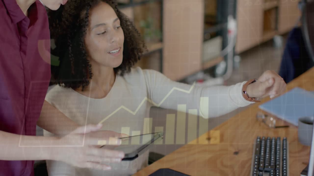 animación del procesamiento de datos financieros sobre diversas personas de negocios discutiendo el trabajo en la oficina