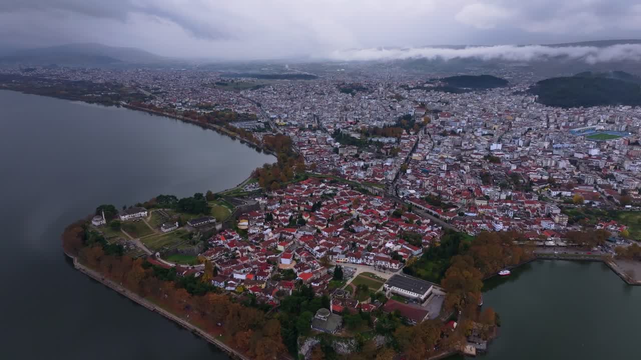 Yunanistan'ın Epir bölgesinde manzaralı göl kıyısında sıralanan Yanya'nın eski taş sokakları.