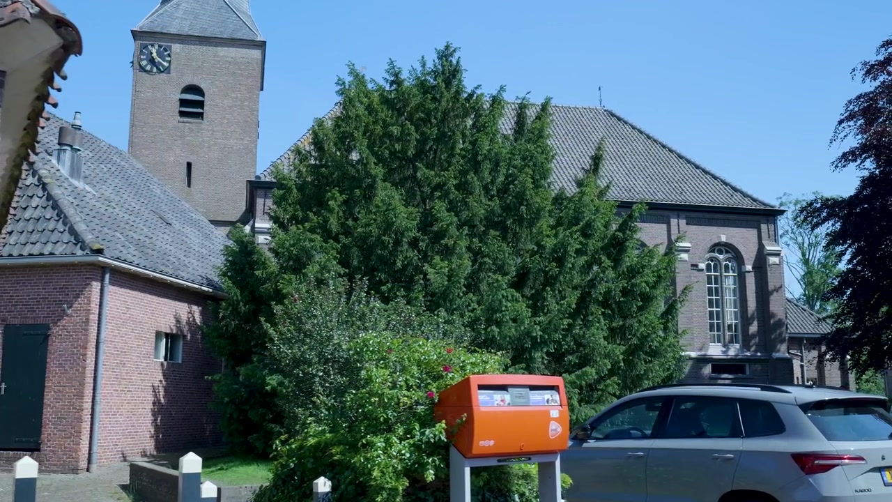 Chiesa storica in mattoni e architettura tradizionale olandese in un tranquillo villaggio